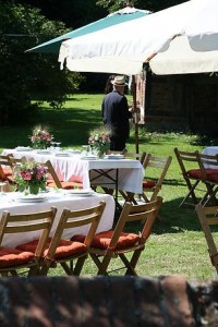 Eine Gartenparty mit gemieteten Loungemöbeln feiern